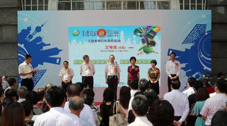 ARJ21-700飛機(jī)模型亮相金茂大廈觀光廳