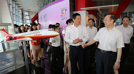 楊振武等一行觀看ARJ21-700飛機(jī)模型