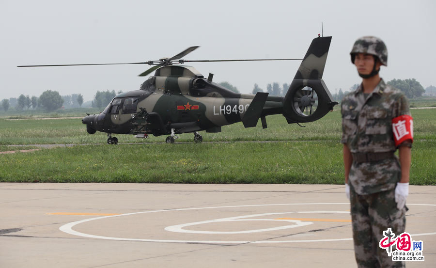 參與飛行表演的一架直9-WZ直升機(jī)