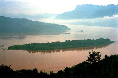 千秋三峽 世紀(jì)偉業(yè)——三峽工程見證新中國60年發(fā)展足跡 這是中堡島的原始地貌(資料照片)。三峽工程于1994年12月14日正式開工,工程采用分期導(dǎo)流方式,分三期進(jìn)行施工,以中堡島為分界點向兩側(cè)延伸,分別修建左岸和右岸大壩。 “截斷巫山云雨,高峽出平湖”,隨著設(shè)計建設(shè)任務(wù)的如期完成,歷經(jīng)近17年的建設(shè),舉世矚目的三峽工程將一代偉人的豪邁設(shè)想變?yōu)楝F(xiàn)實。承載著共和國水利輝煌夢想的三峽工程,鑄就了惠及千秋的民生水利。 三峽工程凝聚了幾代中央領(lǐng)導(dǎo)集體和全國人民的智慧與力量。1978年至1988年,三峽工程基本完成了建設(shè)的決策準(zhǔn)備;1988年至1998年,三峽工程正式開工并實現(xiàn)大江截流;1998年至2008年,三峽樞紐主體工程、輸變電工程和移民工作基本完成,三峽水庫實現(xiàn)了175米蓄水的最終目標(biāo)條件,使夢想變?yōu)楝F(xiàn)實。 新華社發(fā)